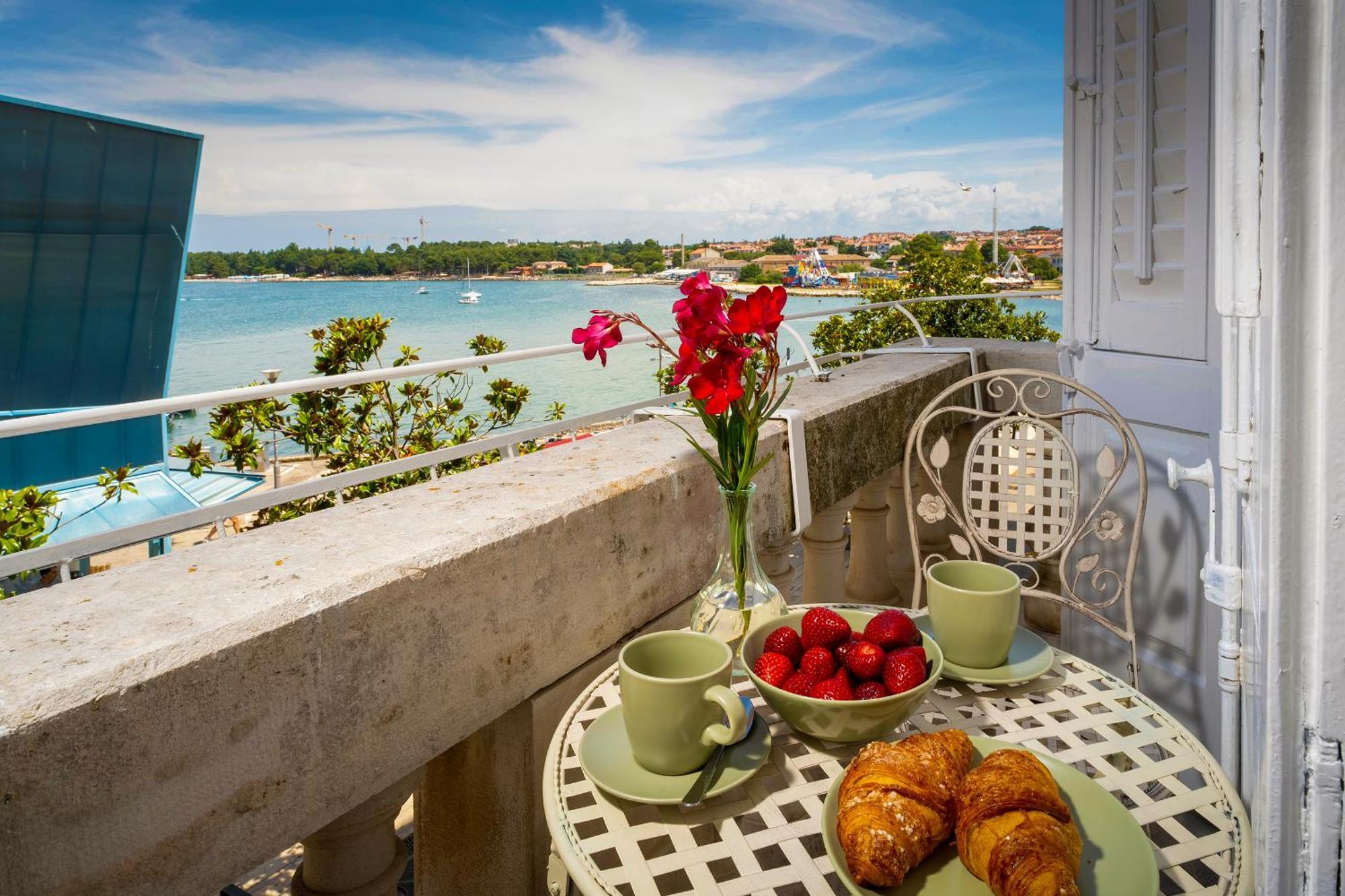 Romeo And Juliet Apartment With Balcony And Sea View Poreč Exteriör bild