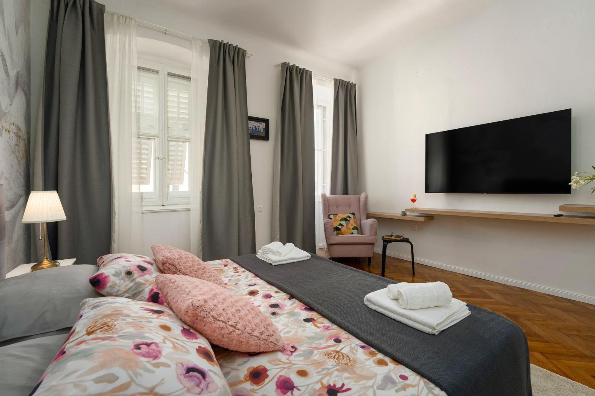 Romeo And Juliet Apartment With Balcony And Sea View Poreč Exteriör bild