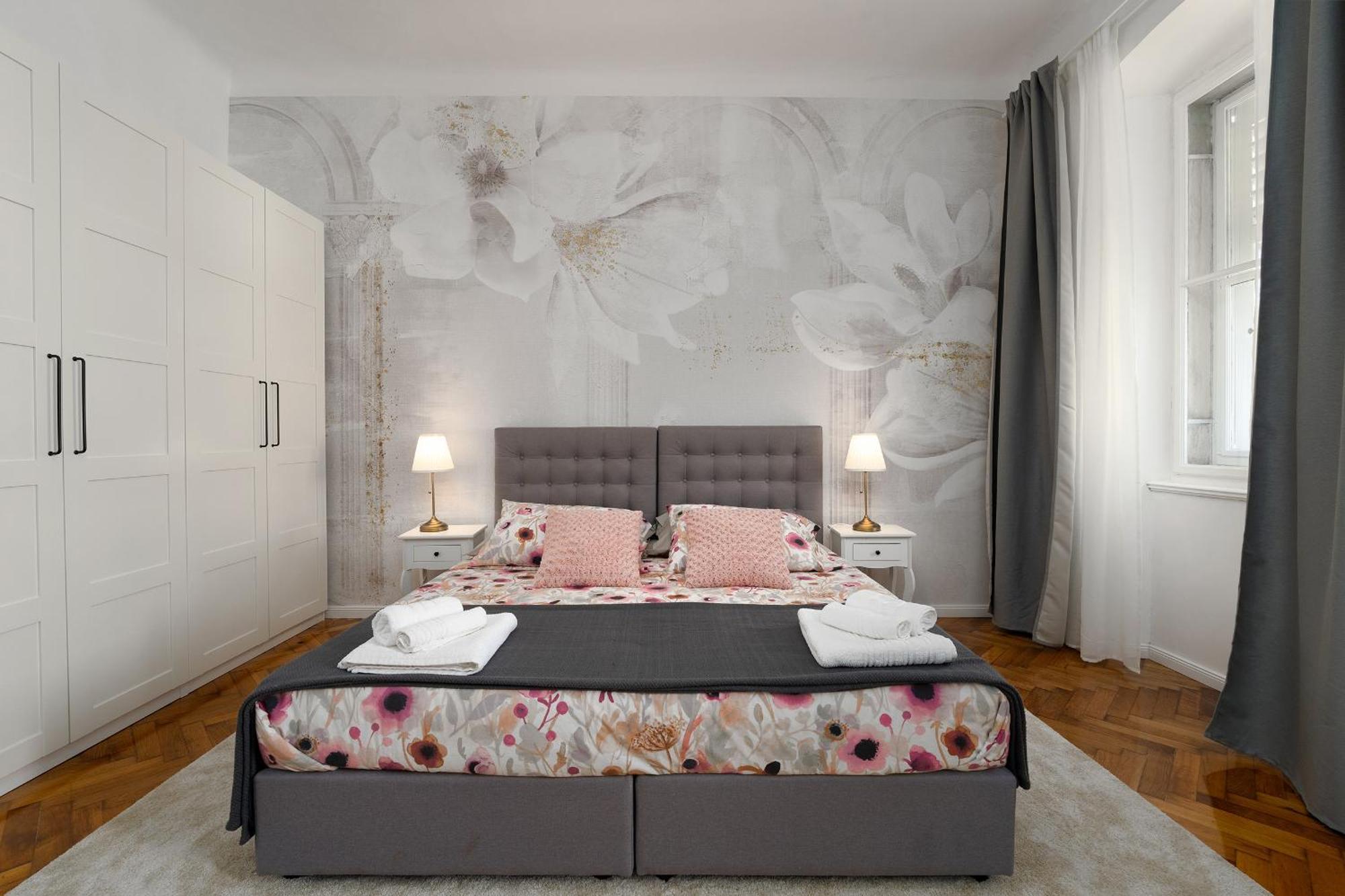 Romeo And Juliet Apartment With Balcony And Sea View Poreč Exteriör bild